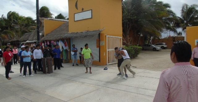 Bochornoso espectáculo de meseros en el puerto al lidiarse a golpes