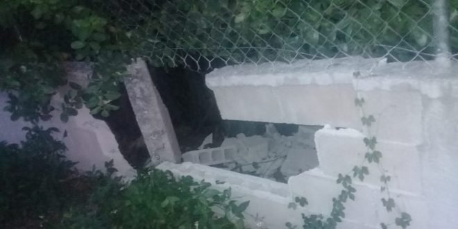 Pierde el control y se estrella contra barda