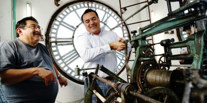 Alcalde Renán Barrera destaca la importancia del reloj municipal, símbolo y testigo del crecimiento de la ciudad