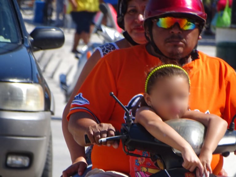 Aun hay padres inconscientes que juegan con la vida de sus hijos en el puerto