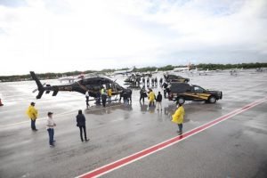 El Gobernador se sumó a las labores de carga de los 2 helicópteros de la SSP, el Bell 407 y el moderno Bell 429, este último considerado como el mejor equipado en su tipo en toda Latinoamérica, para llevar alimentos, víveres y auxiliar a las personas que así lo requieran.