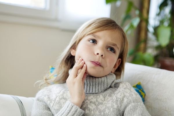 ¿PORQUE MI HIJO RECHINA LOS DIENTES AL DORMIR?