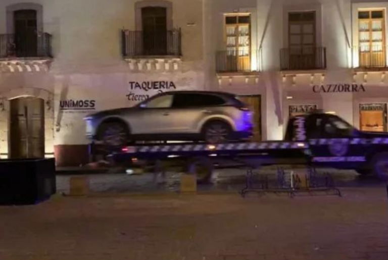 Abandonan camioneta con seis cuerpos frente a Palacio de Gobierno de Zacatecas