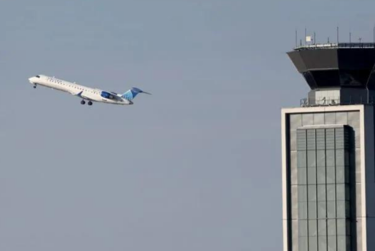 EU advierte «caos» por antenas 5G de AT&T y Verizon cerca de aeropuertos