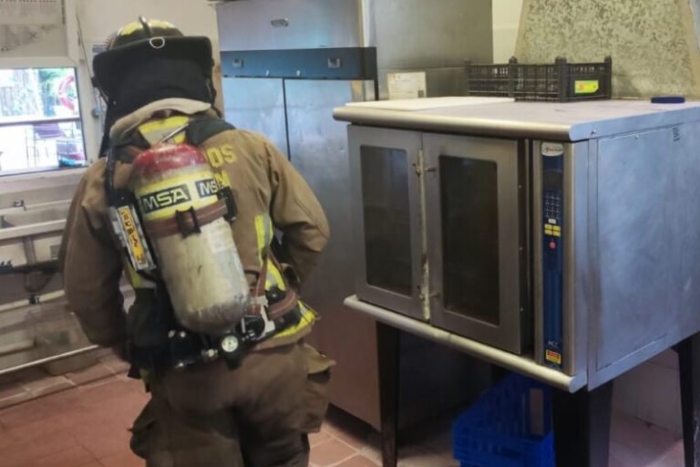 Dos personas resultaron heridas a causa de un incendio en el área de cocina del Hotel Selina en el centro de Cancún