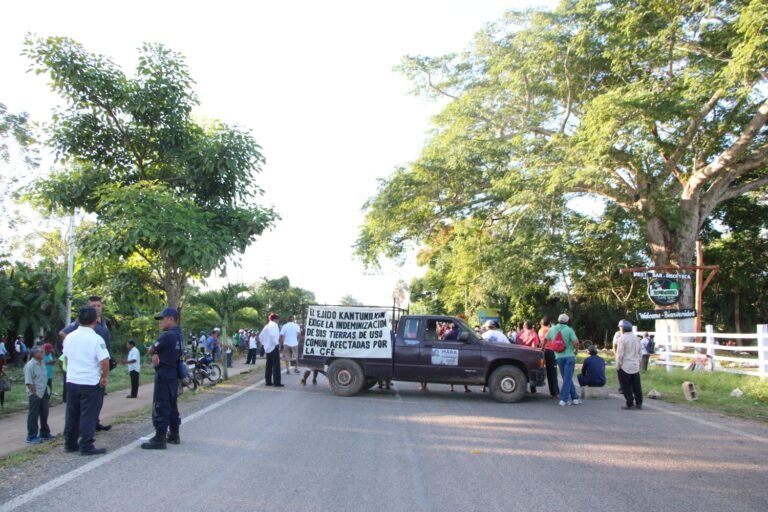 Ejidatarios de Kantunilkin realizan bloqueo carretero por conflicto con la CFE