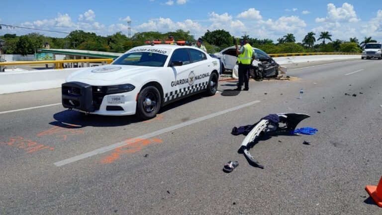 2×1  Se impacta con una patrulla, por estar chismeando un accidente